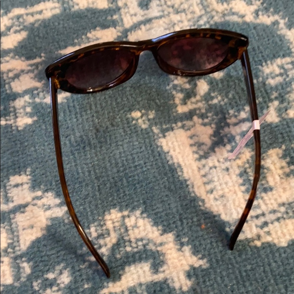 Betsey Johnson tortoiseshell retro cat eye sunnies - Picture 4 of 7